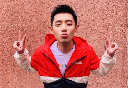 张继科与白衣女子被拍 疑似新恋情曝光