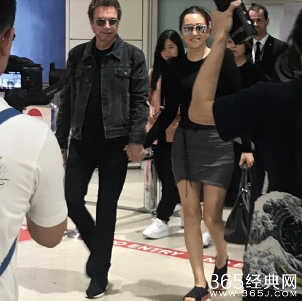 巩俐包臀裙亮相威尼斯 与丈夫十指紧扣恩爱十足