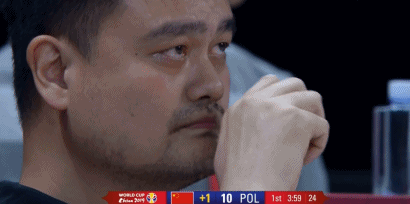 周琦发球失误 主席台观战姚明苦笑表情摇头