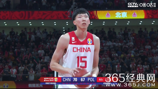 周琦发球失误 中国男篮76-79惜败波兰