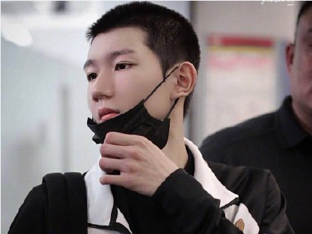 王源寸头造型远赴伯克利 发文感谢粉丝的陪伴