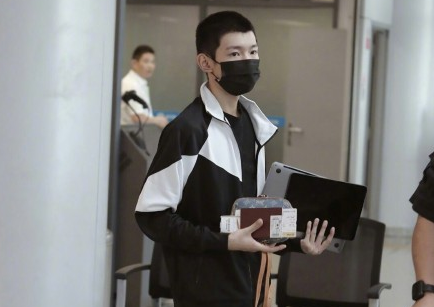 王源寸头飞往伯克利留学 发长文感谢粉丝