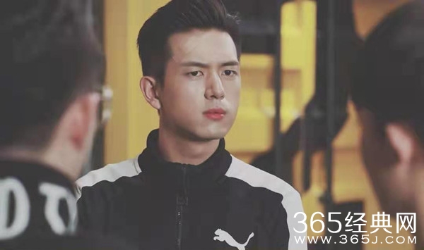 李现杨迪得知鹿晗公布恋情拉手尖叫 一起吃瓜