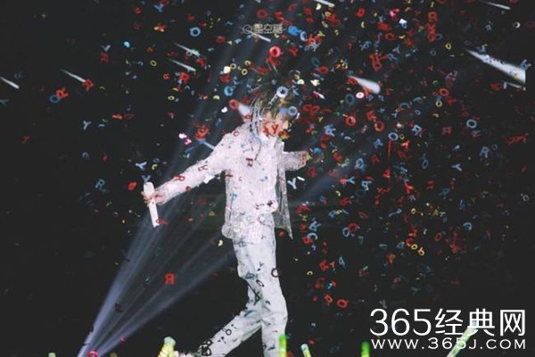 王源抵达波士顿 发文向粉丝报平安