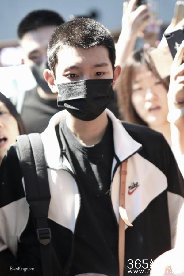 王源寸头飞往伯克利留学 发长文感谢粉丝