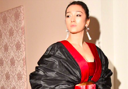 巩俐威尼斯电影节女皇装亮相 红毯气场全开！