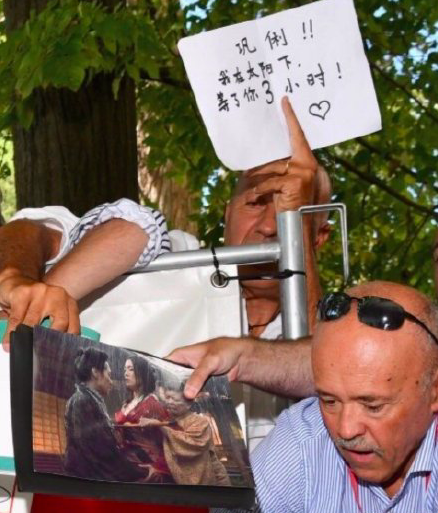 巩俐威尼斯女皇装亮相 外国大叔中文表白巩俐