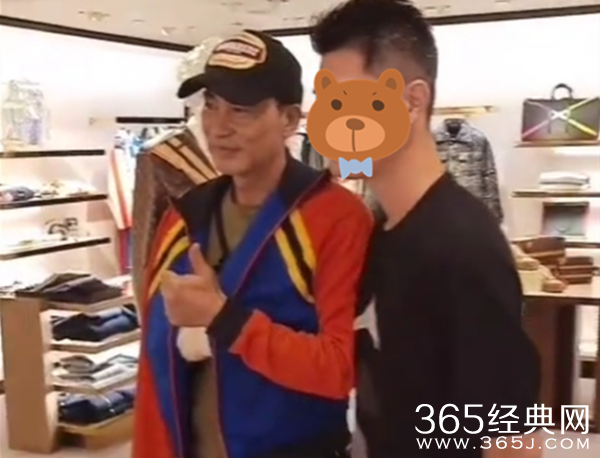 任达华逛街被偶遇 手缠绷带与人合影