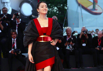 巩俐威尼斯女皇装亮相 外国大叔中文表白巩俐