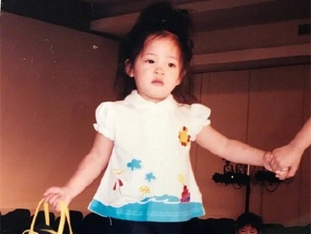 欧阳娜娜童年走秀照曝光 走着走着就哭了