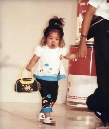 欧阳娜娜童年走秀照曝光 走着走着就哭了