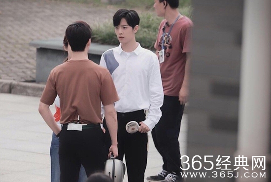 请接收《余生请多指》肖战顾医生路透照片