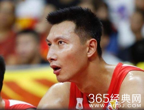 中国男篮世界杯成绩不理想 易建联否认退出国家队