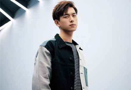 李现因工作未露面 被现场粉丝大骂“垃圾”