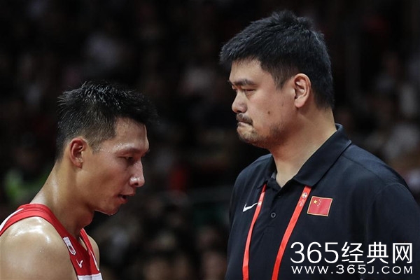 中国男篮世界杯成绩不理想 易建联否认退出国家队
