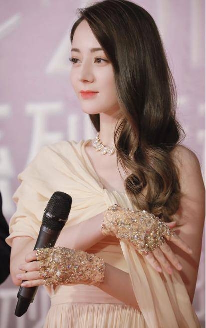 迪丽热巴金凤凰奖获奖 再次被嘲？