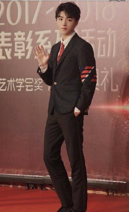 迪丽热巴金凤凰奖获奖 再次被嘲？