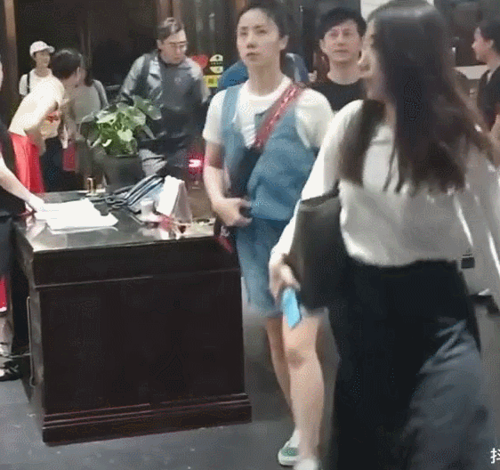 何炅与黄磊夫妇约饭 孙莉素颜清纯出镜