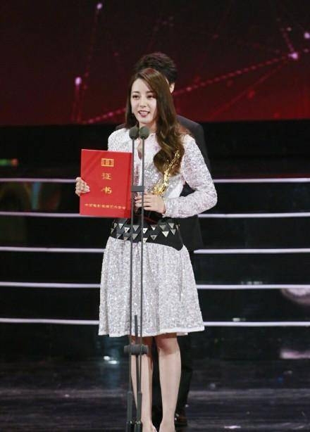 曾被称为“金鹰水后” 迪丽热巴今再获金凤凰奖