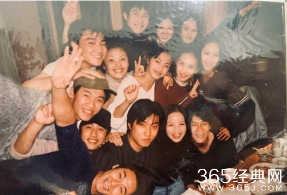 姚晨晒20年前同学合照 感叹时光飞逝