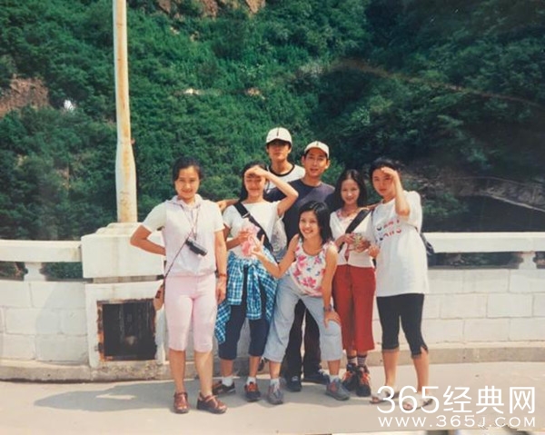 姚晨晒20年前同学合照 感叹时光飞逝