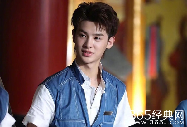 黄明昊《遇见天坛》变气氛担当 展现综艺感