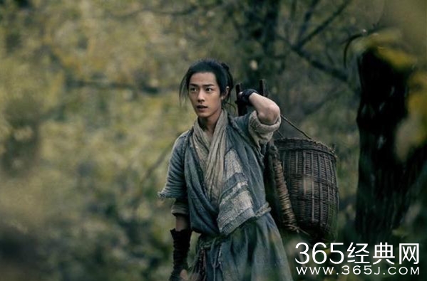 肖战搂李沁脖子显亲昵 还被对方称为“妇女之友”