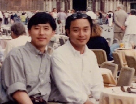 唐鹤德为张国荣庆63岁冥寿 晒出哥哥生日旧照
