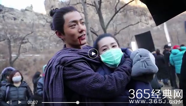 《诛仙》片场肖战搂李沁脖子 并叫李沁“沁姐”