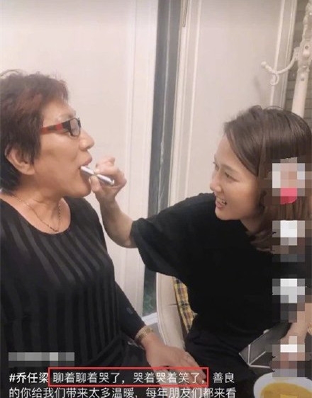 陈乔恩探望乔任梁父母 为乔妈妈贴心涂口红