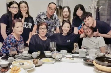 陈乔恩探望乔任梁父母 为乔妈妈贴心涂口红