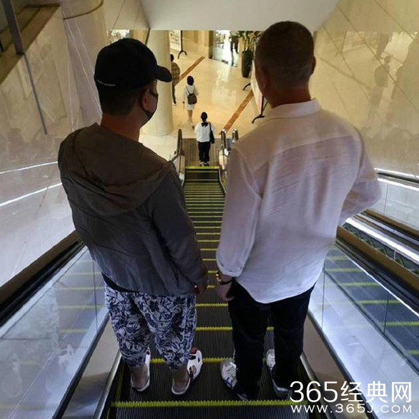 黄海波近照曝光 戴口罩棒球帽花裤子包裹严实