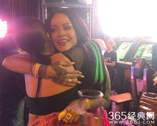 王菊送蕾哈娜茅台 还附上手写的饮用说明书