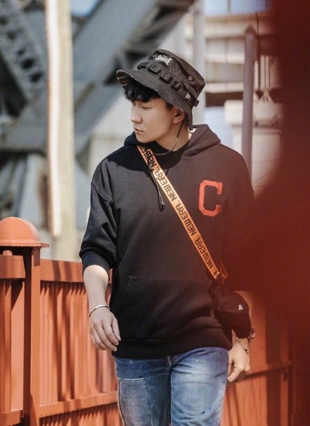 林俊杰新歌《将故事写成我们》网友：想再结一次婚