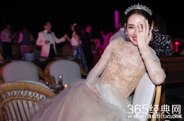 郭碧婷婚礼全身珠宝超千万 皇冠钻戒价值连城