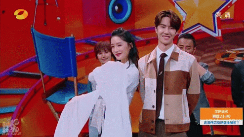 李沁跳水袖舞撩王一博 王一博害羞低头浅笑