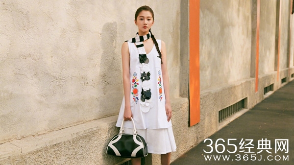 关晓彤大方回应私服争议：时好时坏吧