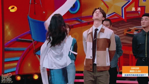 李沁大跳水袖舞撩王一博 仙到王一博不敢直视