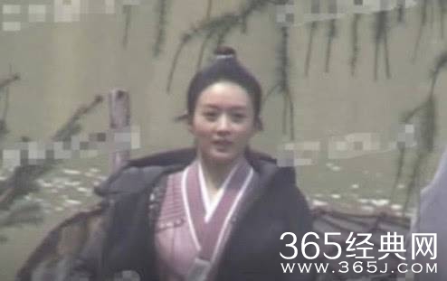 赵丽颖有翡造型路透 露出疲倦神情