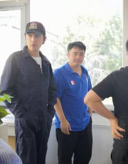 发型回来了！胡歌现身中传 亲切与粉丝合影