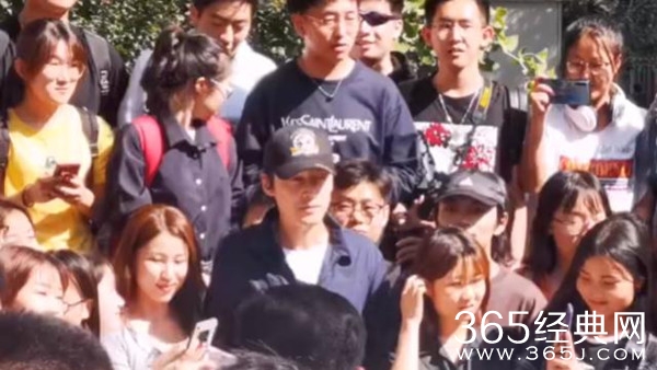 发型回来了！胡歌现身中传 亲切与粉丝合影