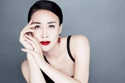 那英遭网红偷拍 直接上去一脚踢翻