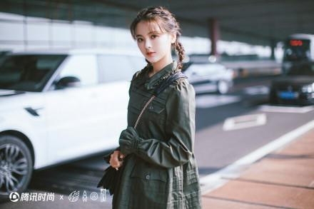 杨超越参加巴黎时装周造型亮眼 年轻就是资本啊