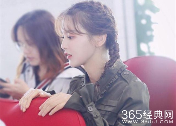 杨超越参加巴黎时装周 双麻花辫状态十分能打