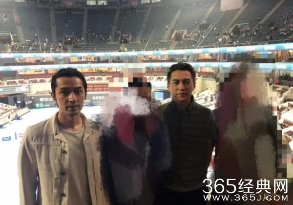 胡歌靳东相约看网球 看球姿势有点可爱是怎么回事