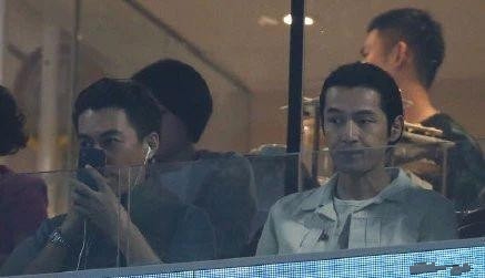 “明氏兄弟”合体 胡歌靳东看球姿势超可爱