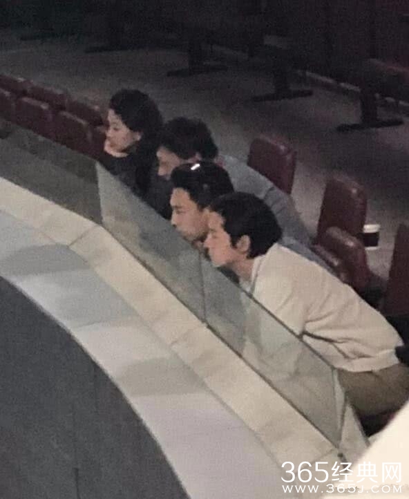 胡歌靳东相约看网球 看球姿势有点可爱是怎么回事