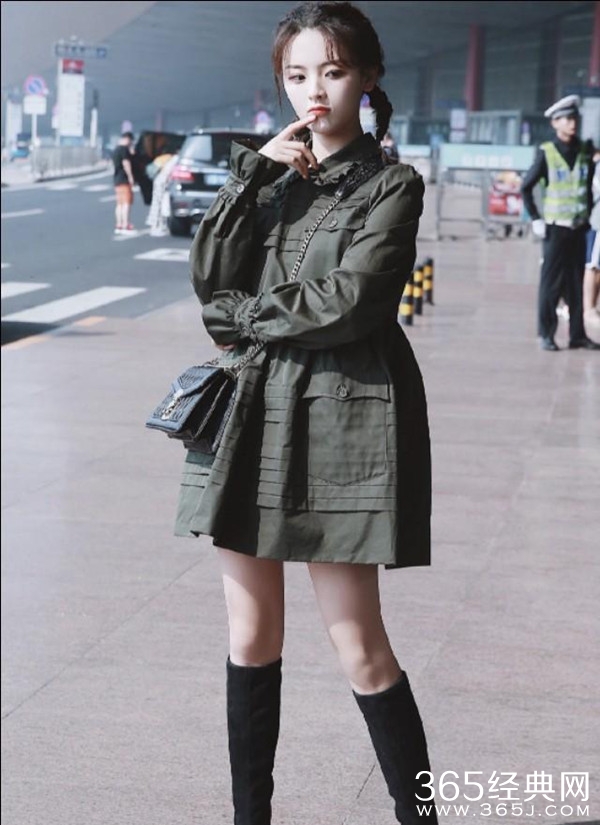 杨超越参加巴黎时装周 双麻花辫状态十分能打