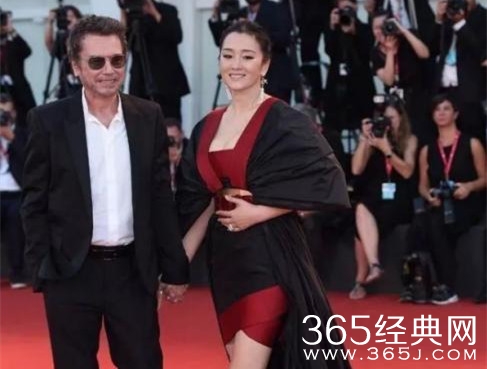 巩俐素颜出镜状态极佳 古铜肤色越活越年轻