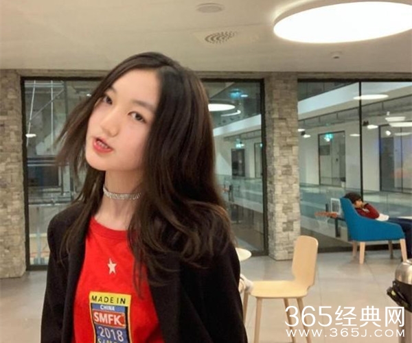 王菲13岁女儿逛夜店？李嫣发文否认：学校晚会而已